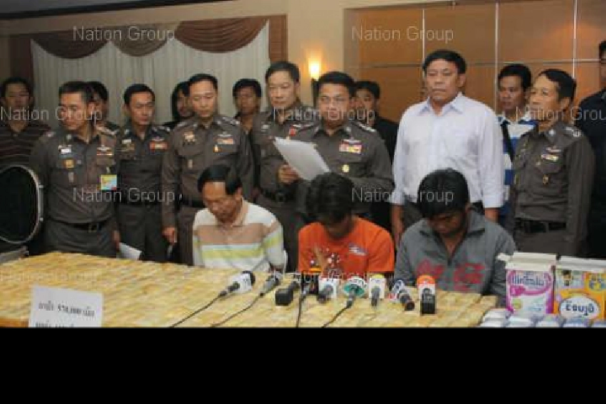 จับ"แก๊งท่าอิฐ"ค้นห้องพักพบยาบ้า5แสนเม็ด จับ"แก๊งท่าอิฐ"ค้นห้องพักพบยาบ้า5แสนเม็ด