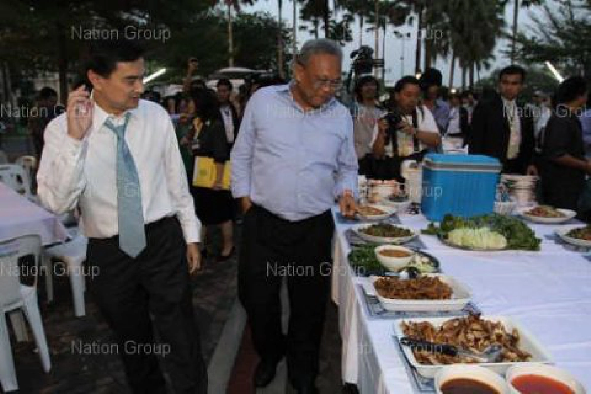 "มาร์ค"อวยพรคนไทยมีความสุขปีใหม่ "มาร์ค"อวยพรคนไทยมีความสุขปีใหม่