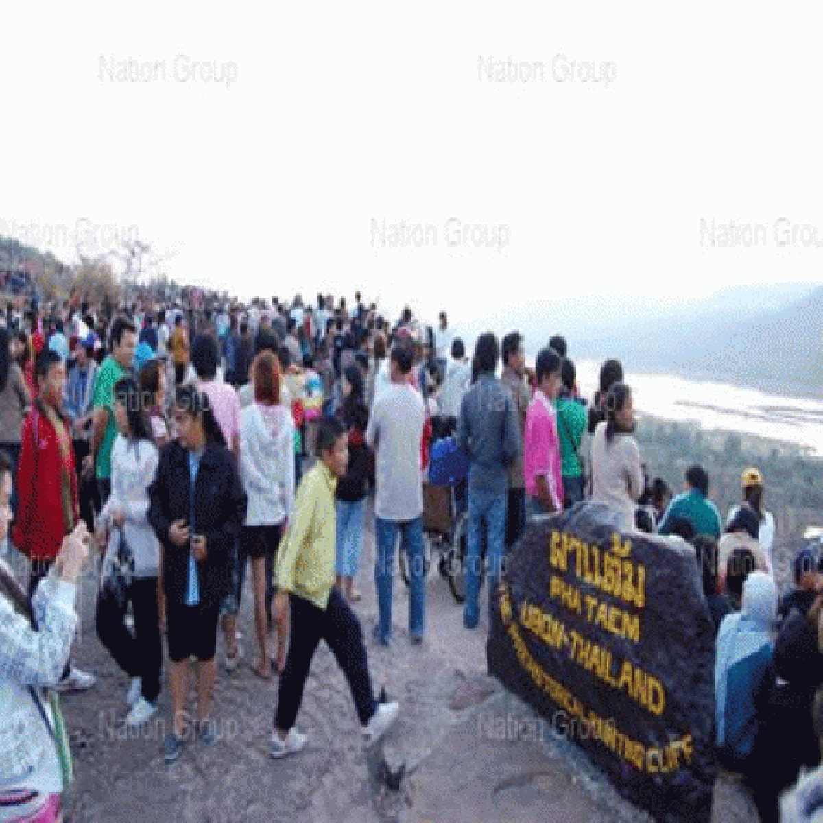 ประชาชนแห่รับตะวันใหม่ที่ผาแต้มอุบล ประชาชนแห่รับตะวันใหม่ที่ผาแต้มอุบล