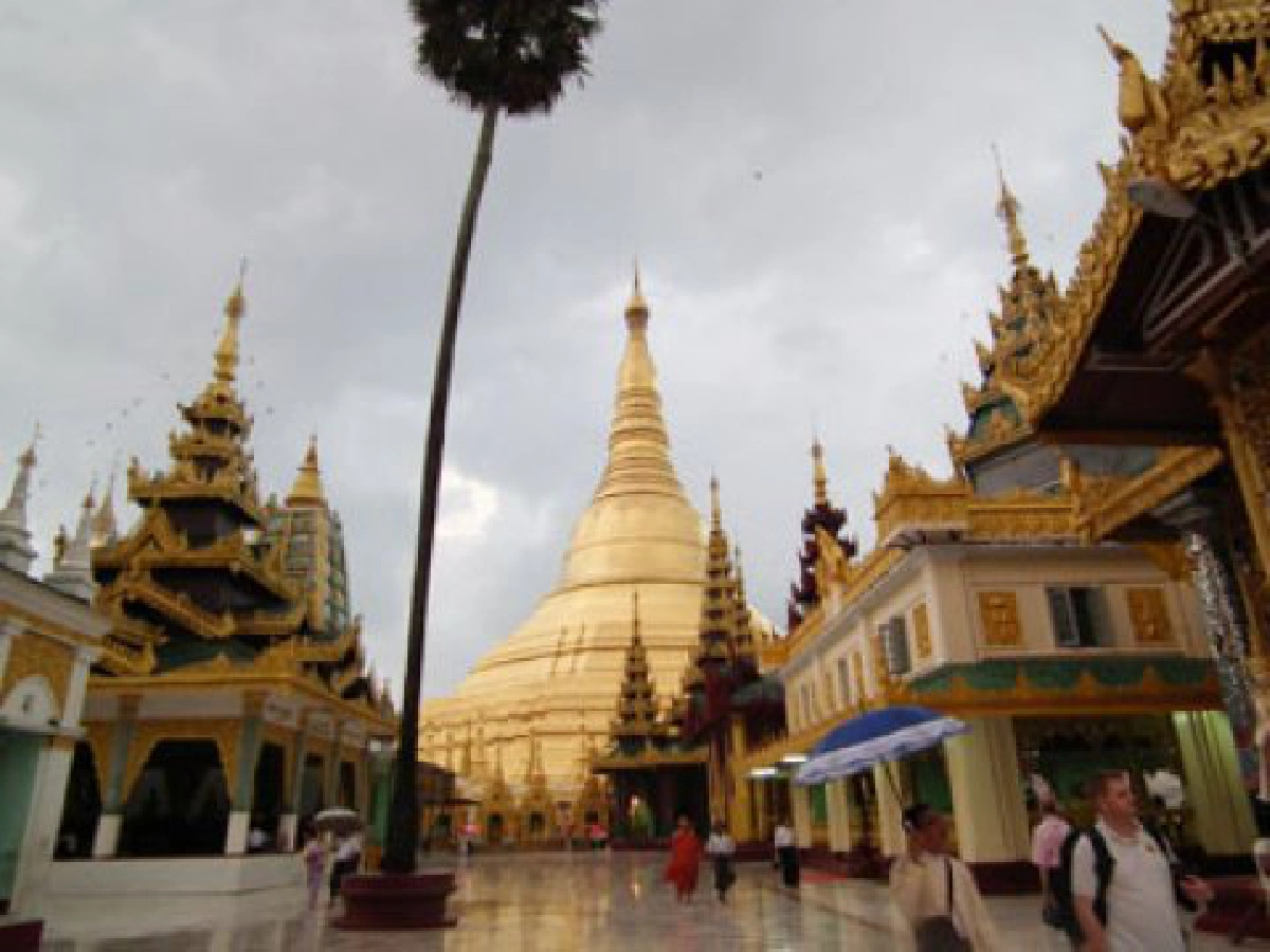 ศิลป์แห่งแผ่นดิน - ใครๆ ก็ ชเวดากอง
ศิลป์แห่งแผ่นดิน - ใครๆ ก็ ชเวดากอง