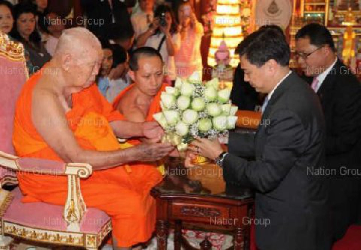 มาร์ค-สุเทพเข้าสักการะสมเด็จเกี่ยว มาร์ค-สุเทพเข้าสักการะสมเด็จเกี่ยว