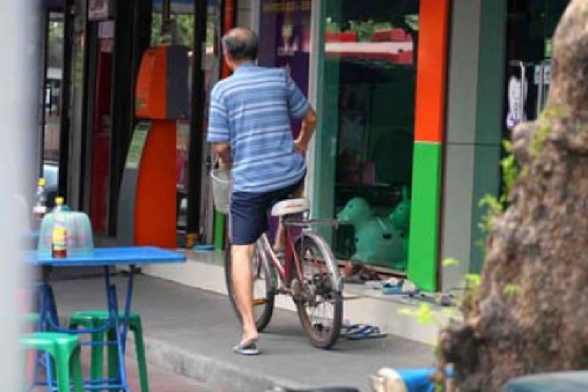 ตั้งร้านค้าปิดทางเดินเท้า ตั้งร้านค้าปิดทางเดินเท้า
