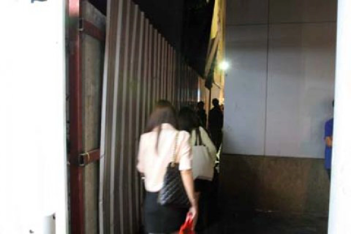 เบียดเสียด...ไม่มีที่จะเดิน