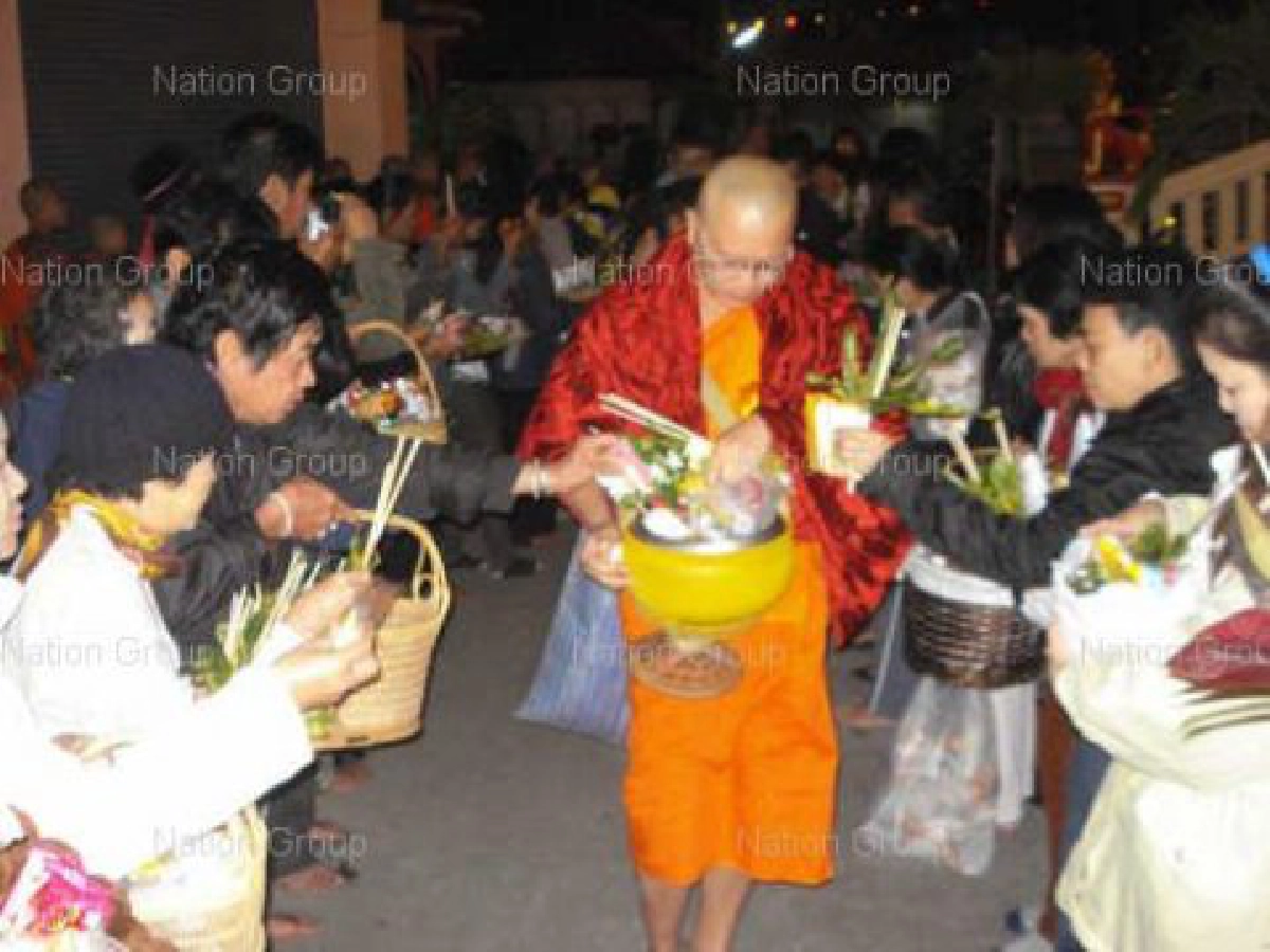 พระสงฆ์วัดล้อมแรดบิณฑบาติเที่ยงคืนวันปุ๊ดเป็งคึก พระสงฆ์วัดล้อมแรดบิณฑบาติเที่ยงคืนวันปุ๊ดเป็งคึก