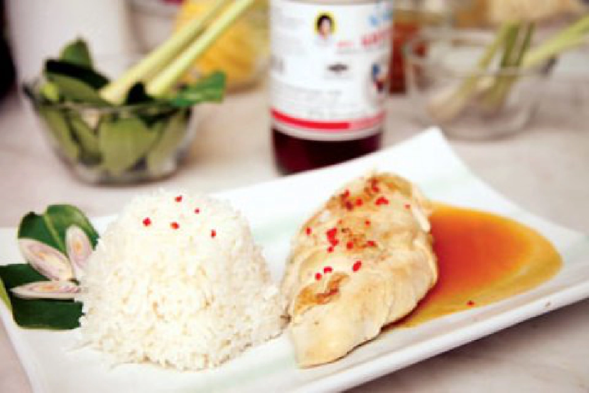 ไก่นึ่งกระเทียมพริกไทย 3 รส
ไก่นึ่งกระเทียมพริกไทย 3 รส