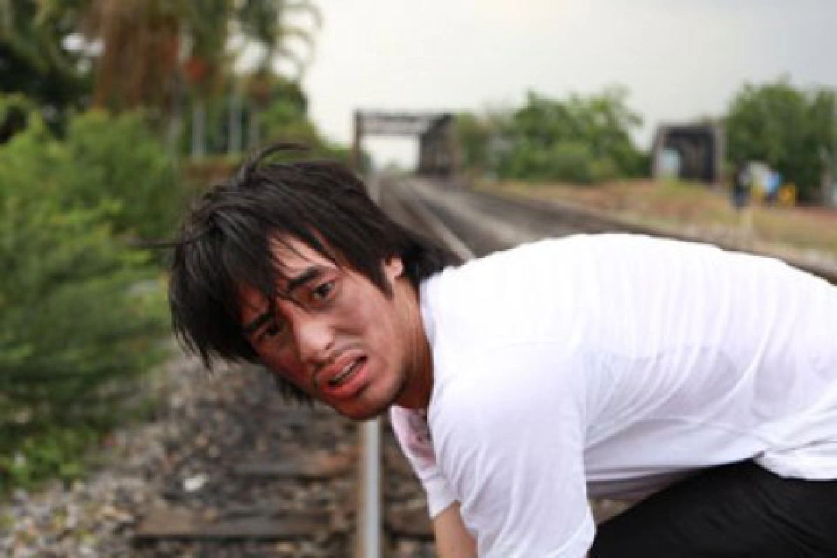 บอย" ทุ่มสุดตัว
นอนให้รถไฟทับจนโดนไฟดูด
บอย" ทุ่มสุดตัว
นอนให้รถไฟทับจนโดนไฟดูด
