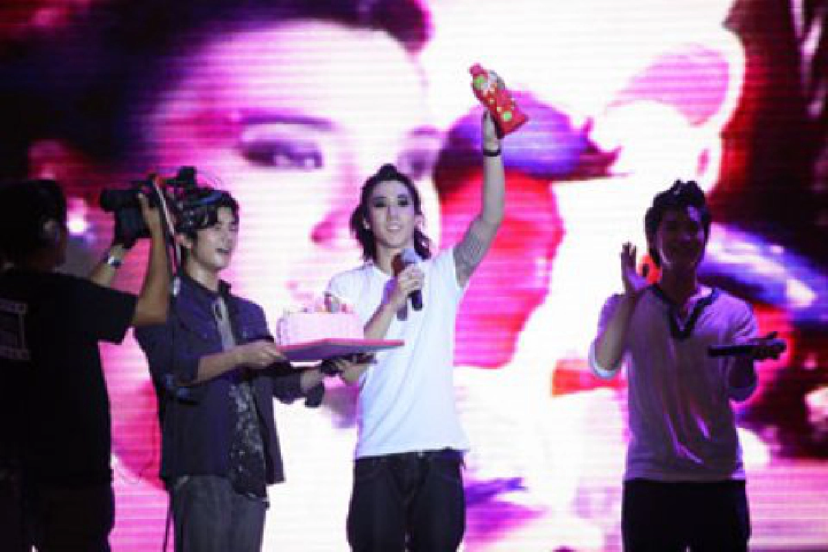 'เค-โอติก' นำทีมศิลปินถล่มเวที
แฟนคลับแห่เซอร์ไพรส์วันเกิด
'เค-โอติก' นำทีมศิลปินถล่มเวที
แฟนคลับแห่เซอร์ไพรส์วันเกิด