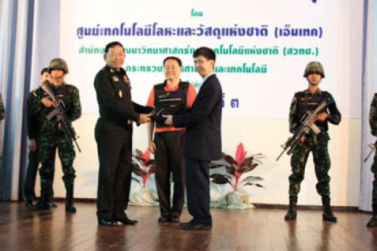 หนุนทหารยุคใหม่ ใช้ "เทคโนโลยี" ปราบโจรใต้-โจรค้ายา
พัฒนา สัญญาณตัดมือถือ-เครื่องจำใบหน้า-เครื่องแปลภาษา
หนุนทหารยุคใหม่ ใช้ "เทคโนโลยี" ปราบโจรใต้-โจรค้ายา
พัฒนา สัญญาณตัดมือถือ-เครื่องจำใบหน้า-เครื่องแปลภาษา