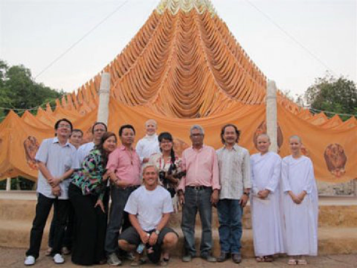 มองนอกดูใน - การเดินทางของ ธรรมสวัสดี
มองนอกดูใน - การเดินทางของ ธรรมสวัสดี