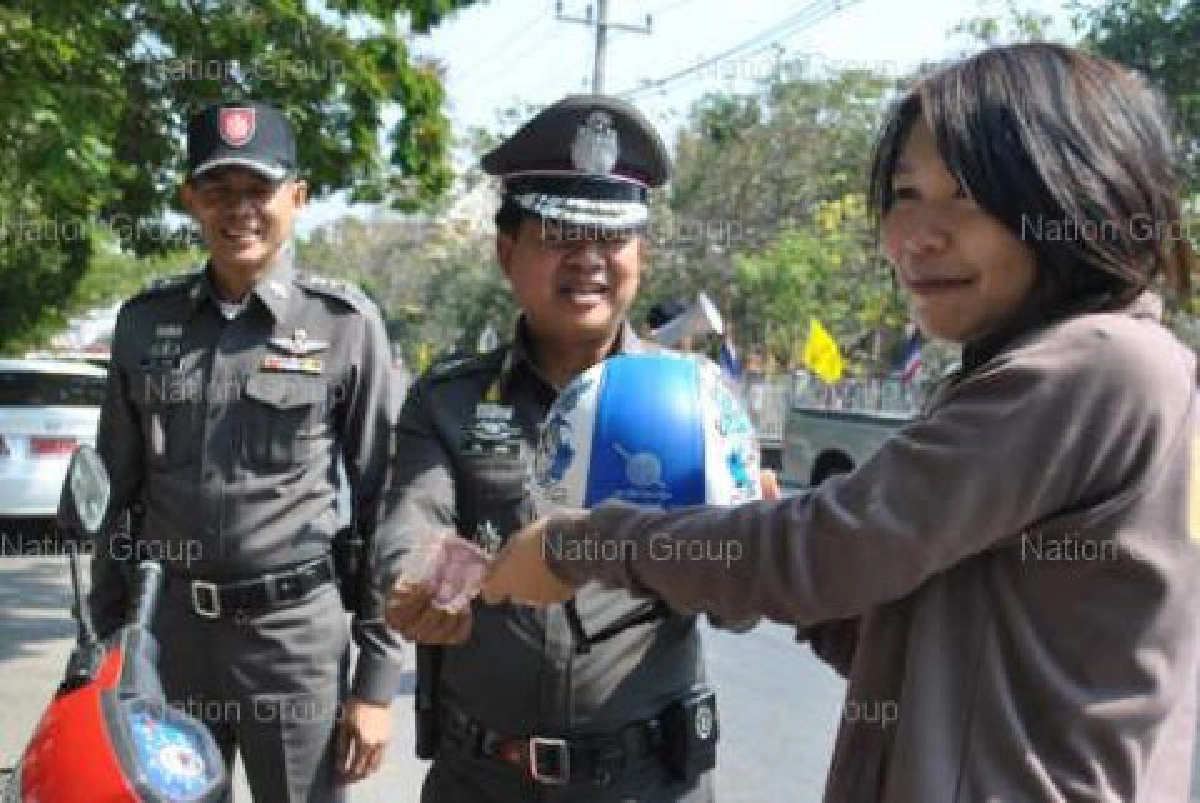 เชื่อหรือไม่เวียนให้จับรับหมวกกันน็อก