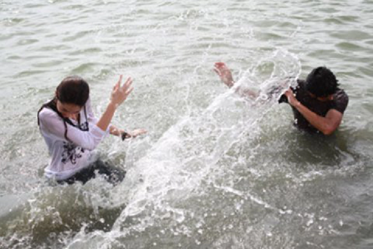 อ๊อฟ ทำซึ้งร้องเพลงดีดกีตาร์
ใหม่ เขินพลั้งมือผลักตกน้ำ
อ๊อฟ ทำซึ้งร้องเพลงดีดกีตาร์
ใหม่ เขินพลั้งมือผลักตกน้ำ