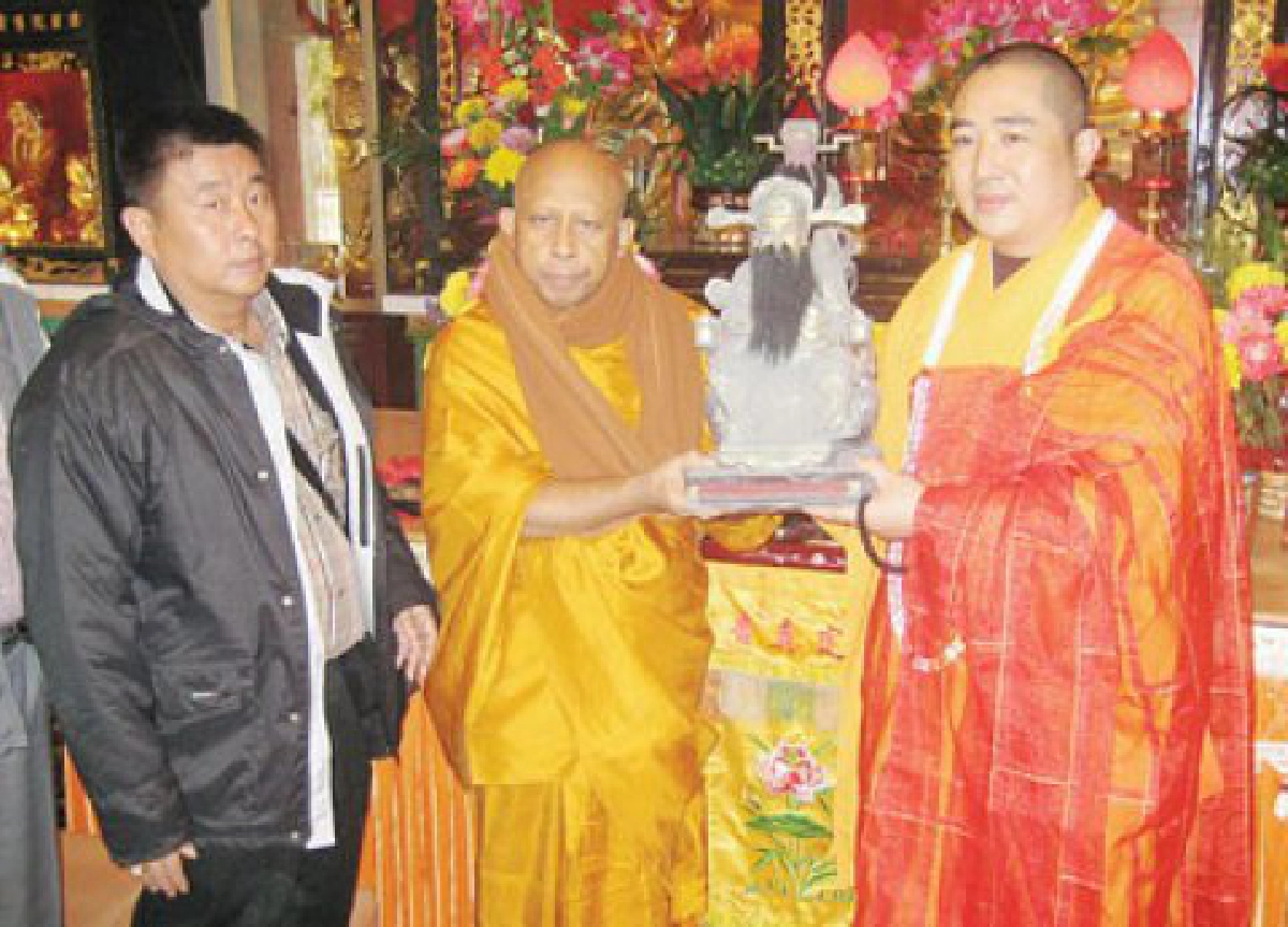 ขอพร ๓ องค์เทพดังจากเมืองจีน
ที่ 'มูลนิธิธนาคารเพิ่มบุญ' บางแค


