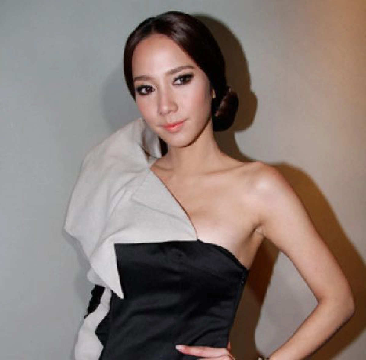 เคลียร์นางเอก 'จ.' ตีท้ายครัว
'อั้ม' ให้อภัย ไม่เลิก 'โน้ต'
เคลียร์นางเอก 'จ.' ตีท้ายครัว
'อั้ม' ให้อภัย ไม่เลิก 'โน้ต'