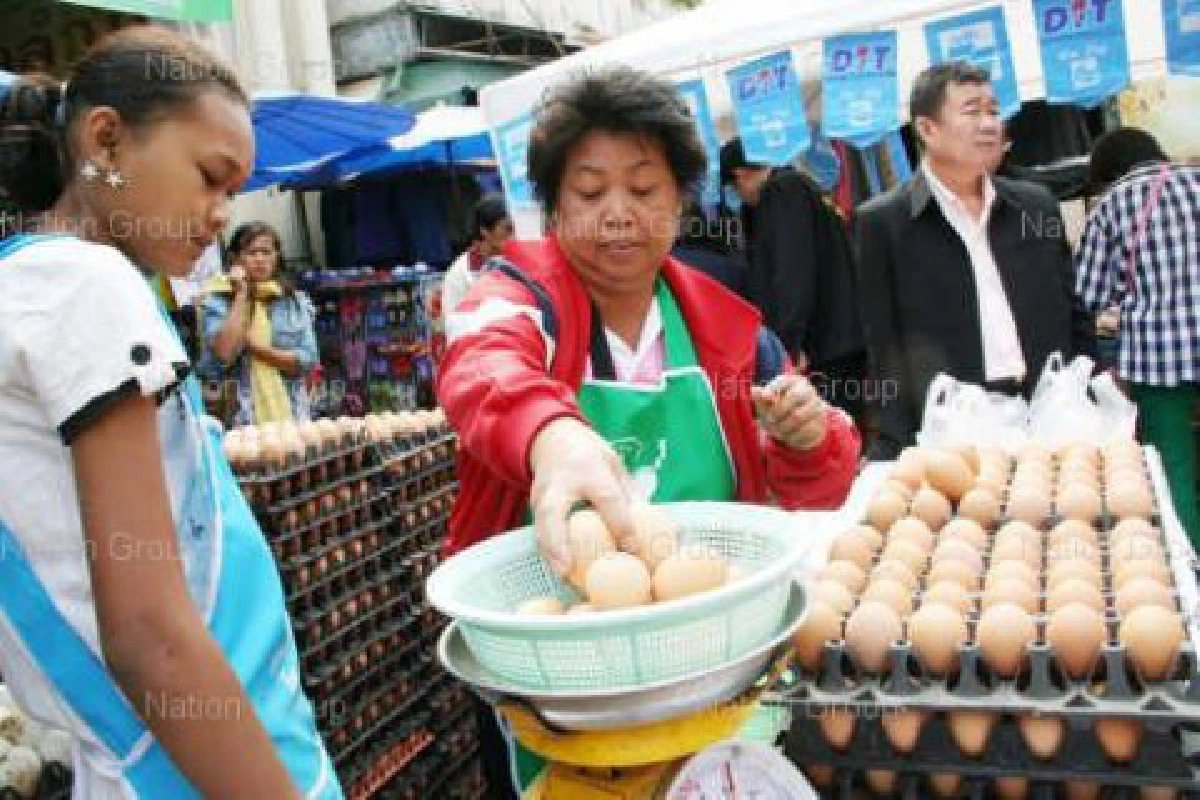 นำร่องขายไข่ไก่ชั่งกิโลวันแรกชาวบ้านเมิน 