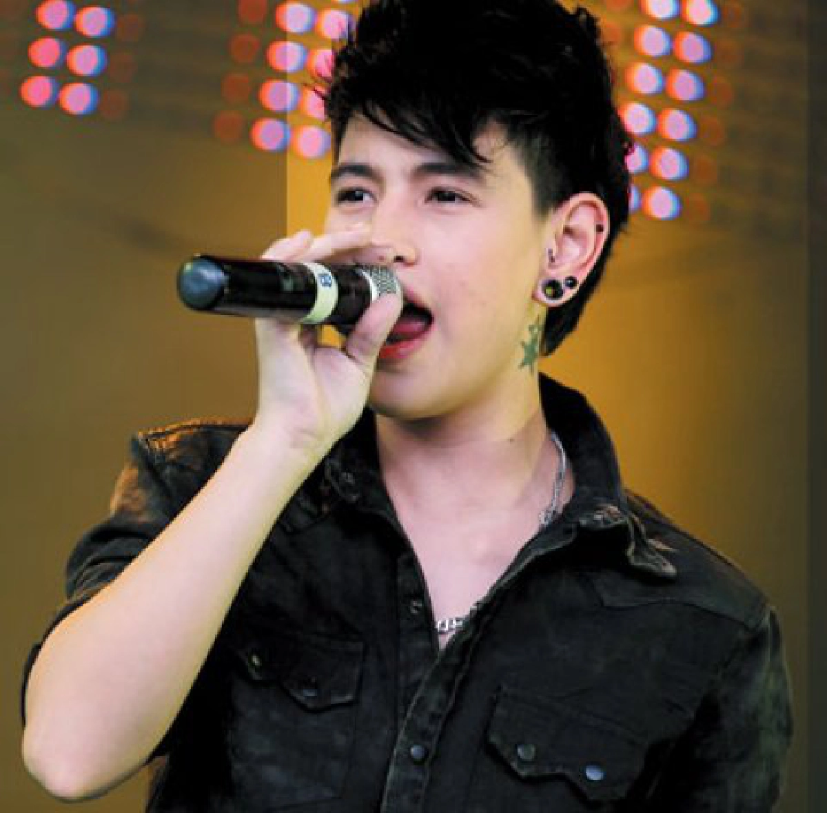 แบล็ควานิลลา-เฟ ฟาง แก้ว รวมพลัง
ปล่อยของเอาใจเด็กแนวกลางสยาม
แบล็ควานิลลา-เฟ ฟาง แก้ว รวมพลัง
ปล่อยของเอาใจเด็กแนวกลางสยาม