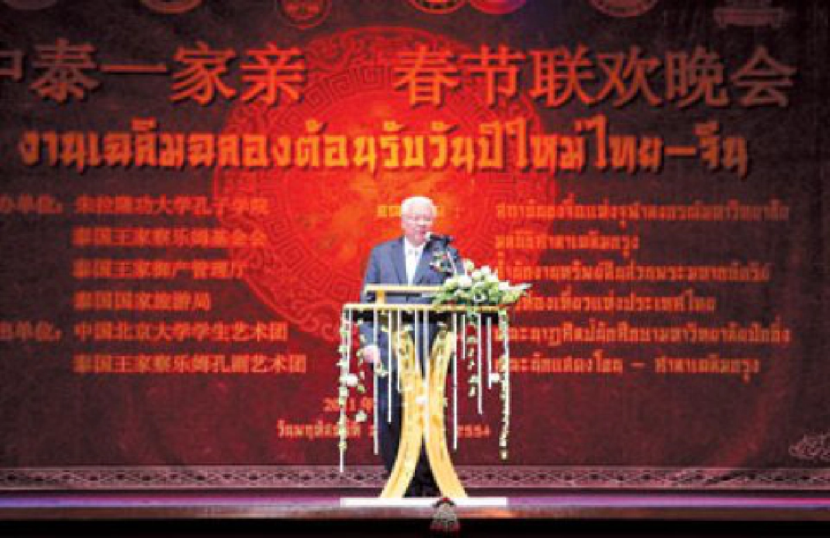 โขนไทย ปะทะ มังกรฟ้อน
