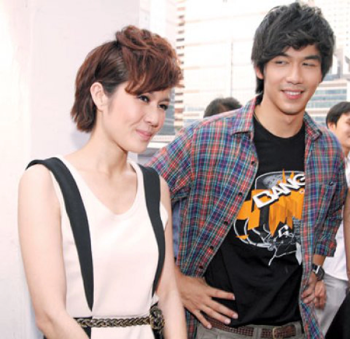 นิว : ต่อหน้าไมค์นักข่าว เราเป็นเพื่อนกันเนอะ    
เป๊ก : ลับหลังเราเป็นแฟนกัน ชิมิๆ