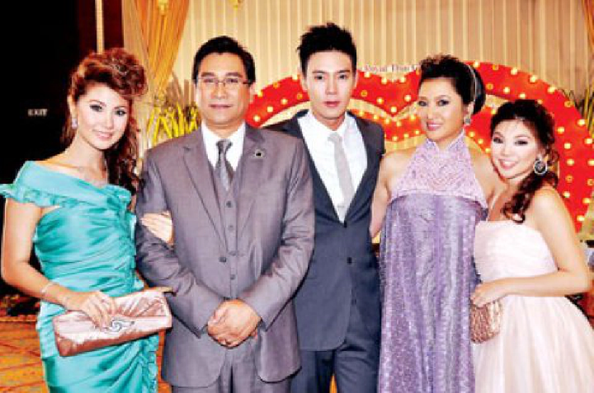 'ชมพู่-แพง-เอ๋' แต่งเซ็กซี่
เต้นมูแลงรูจควงปืนยิง
'ชมพู่-แพง-เอ๋' แต่งเซ็กซี่
เต้นมูแลงรูจควงปืนยิง