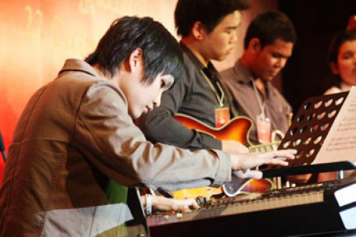 กวนเพลงให้น้ำใส - ชวนชมการประลองฝีมือ
ประกวดแจ๊สชิงถ้วยพระราชทานฯ
กวนเพลงให้น้ำใส - ชวนชมการประลองฝีมือ
ประกวดแจ๊สชิงถ้วยพระราชทานฯ
