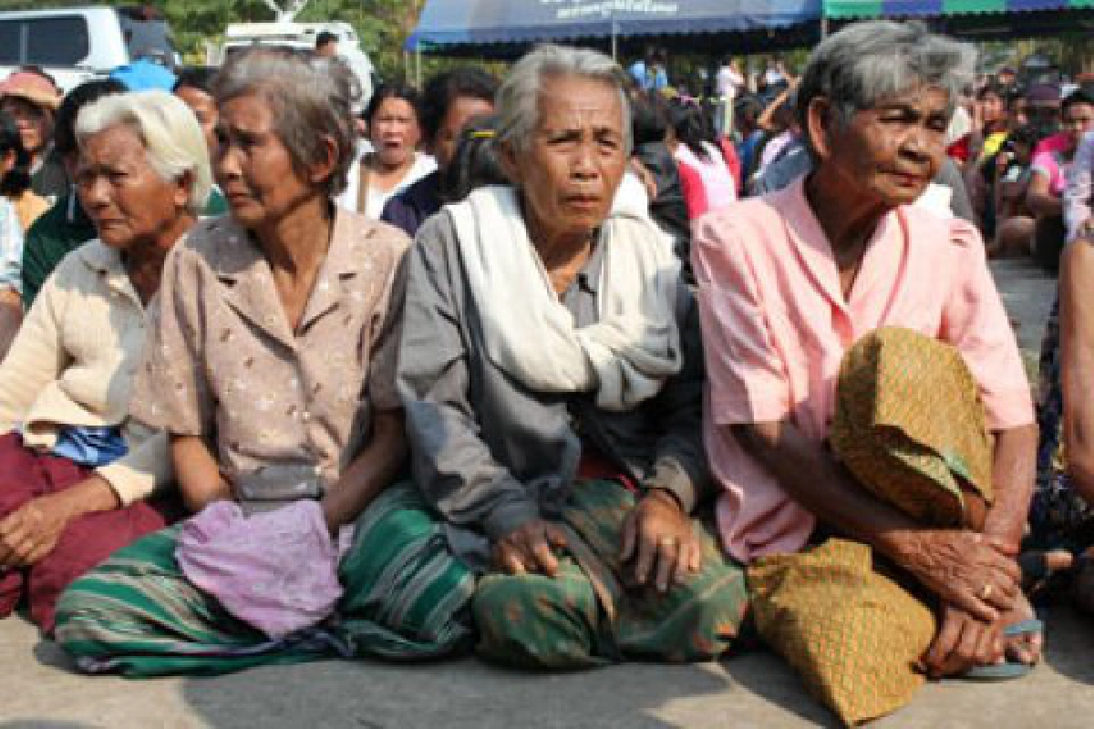 สมเด็จพระเทพฯ พระราชทานของช่วยชาวบ้านศรีสะเกษ
สมเด็จพระเทพฯ พระราชทานของช่วยชาวบ้านศรีสะเกษ