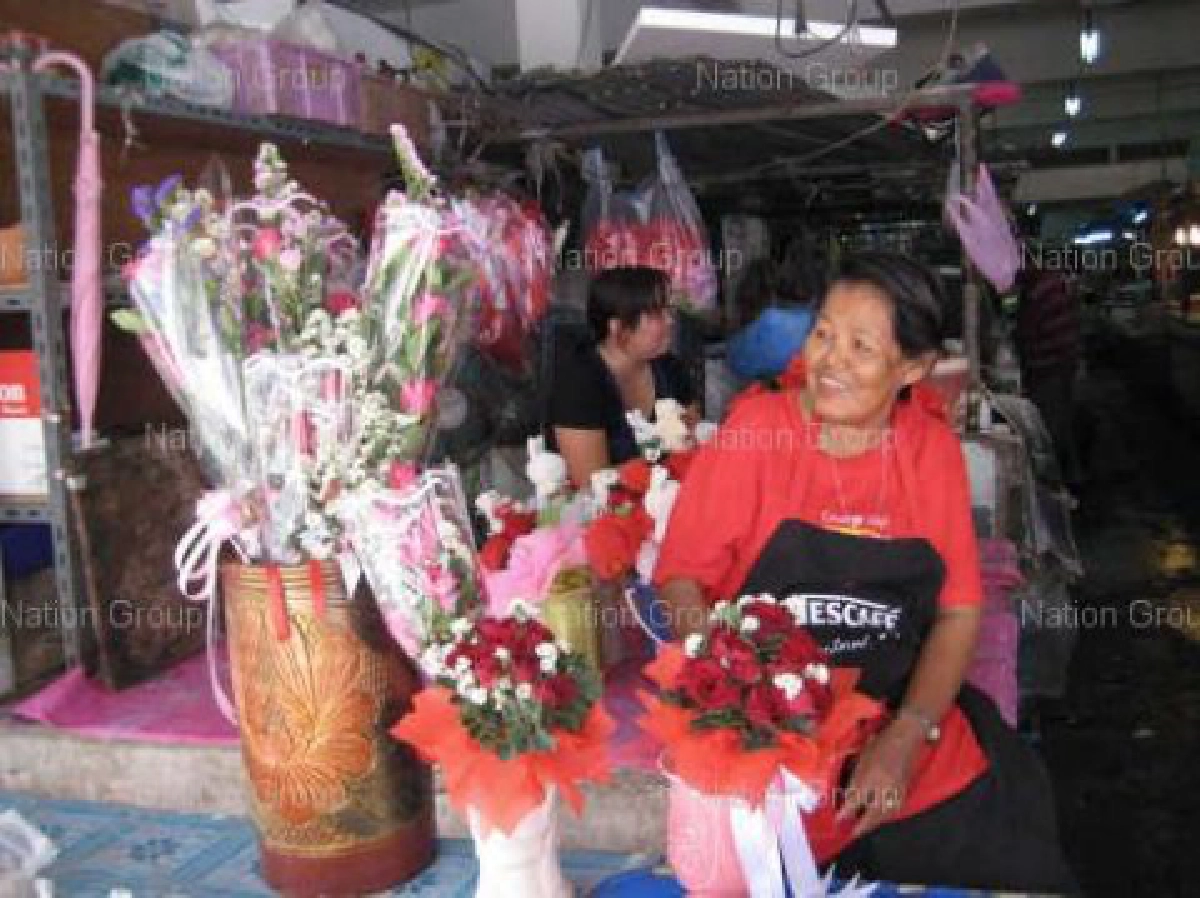 โจ๋แห่ซื้อดอกกุหลาบรับวันวาเลนไทน์ 