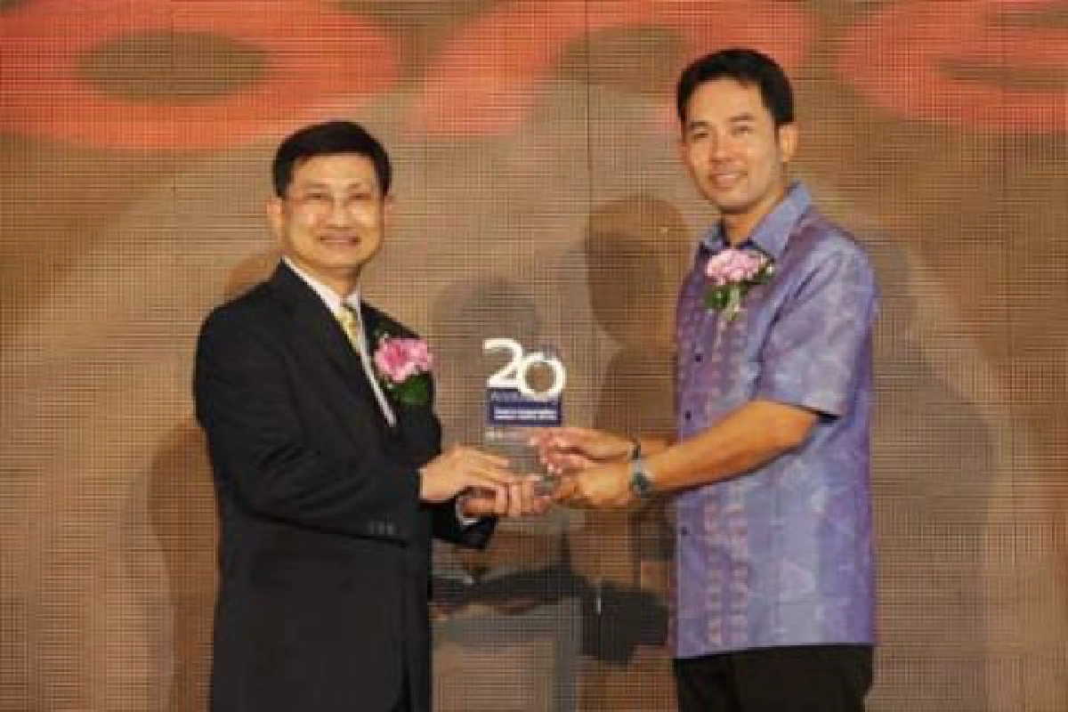 มอบโล่ขอบคุณ