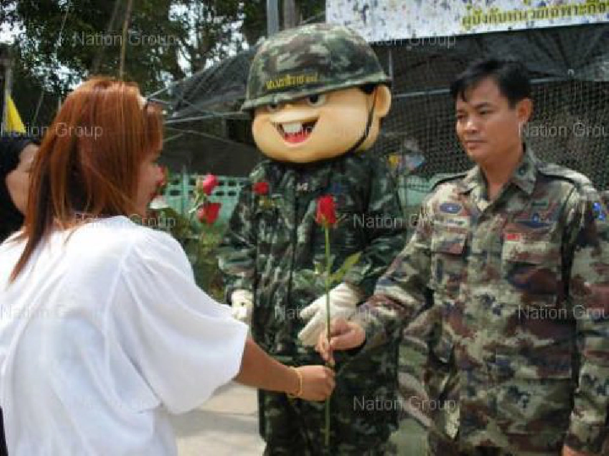 ทหารมอบกุหลาบให้ปชช.วันวาเลนไทน์ ทหารมอบกุหลาบให้ปชช.วันวาเลนไทน์