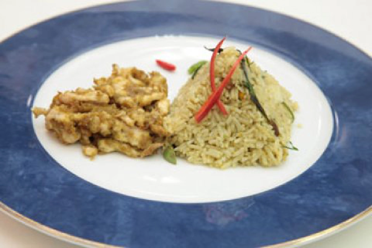 ข้าวผัดแกงเขียวหวานไก่เส้นทอด
ข้าวผัดแกงเขียวหวานไก่เส้นทอด