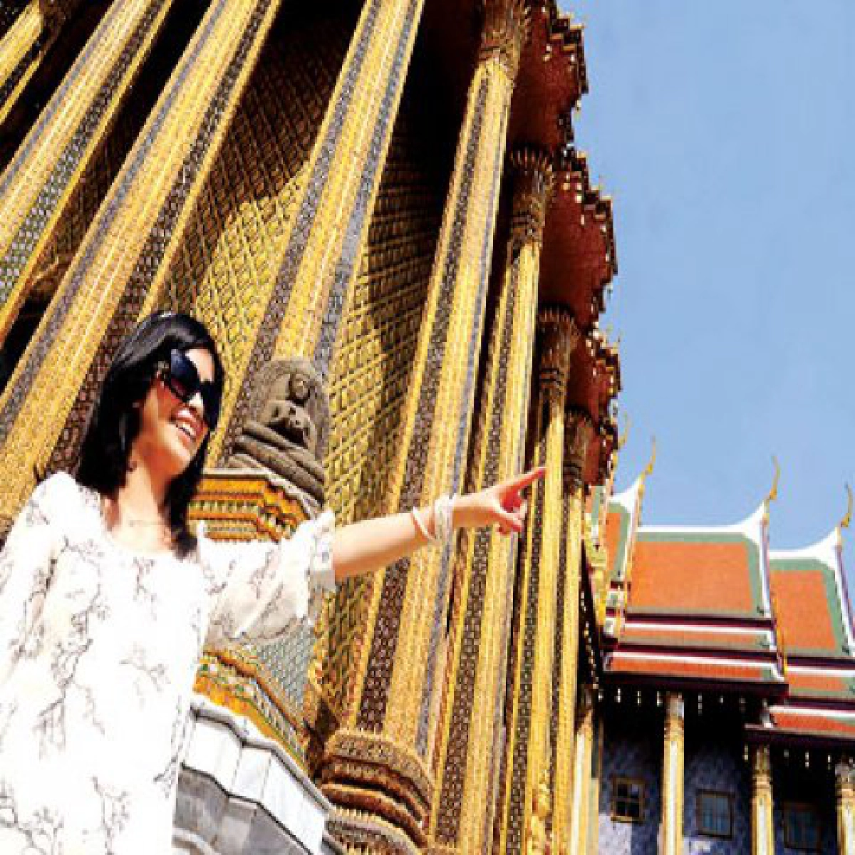 "อุ่น ล่ำซำ"ไหว้พระศึกษางานศิลป์ "อุ่น ล่ำซำ"ไหว้พระศึกษางานศิลป์