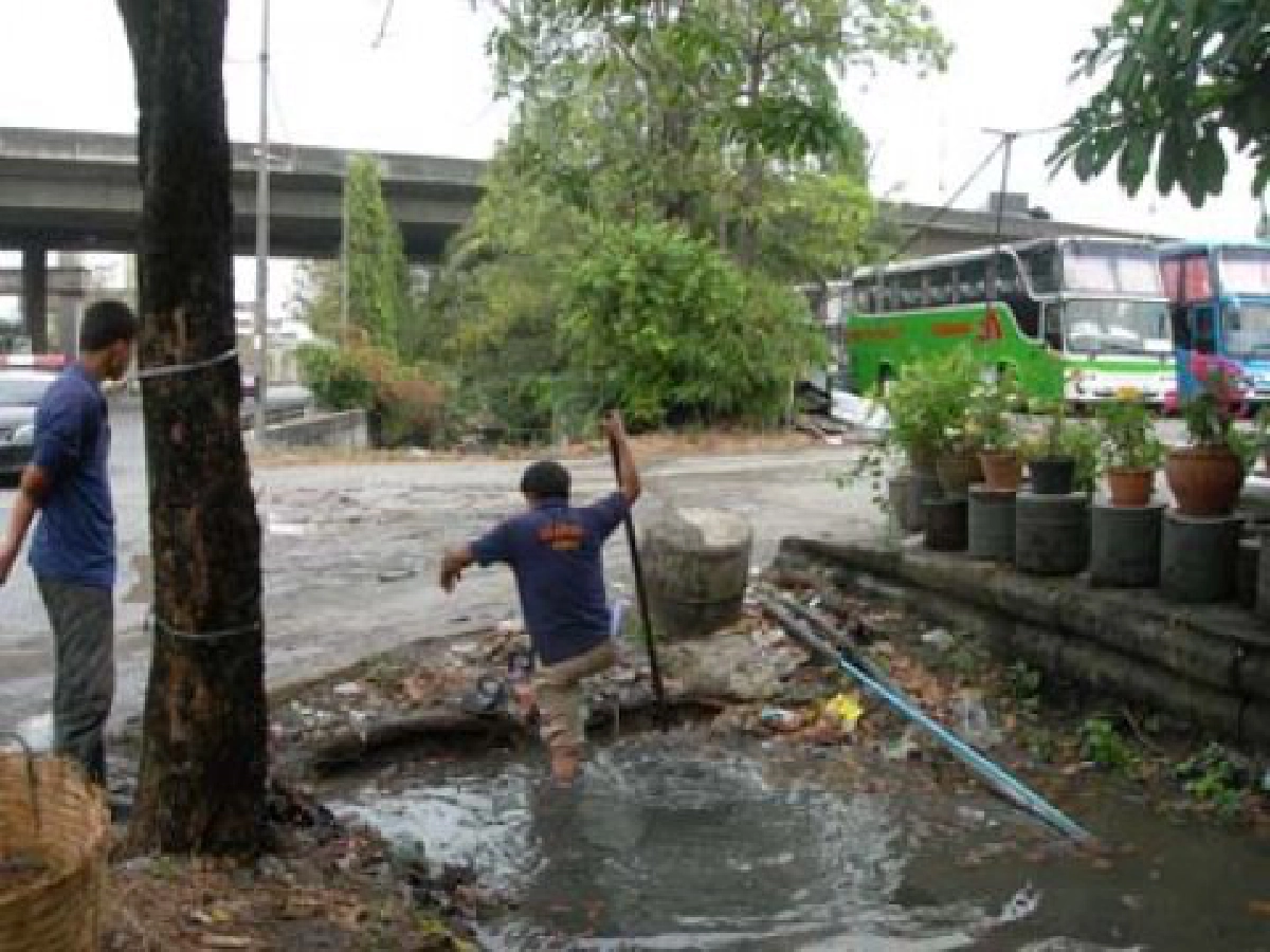 ขยะปลิวลงลำราง