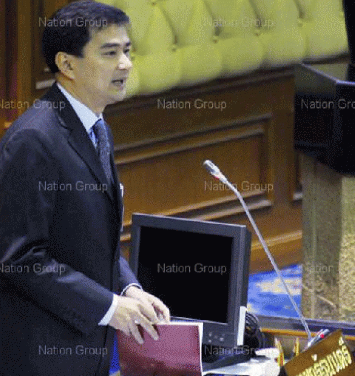 'มาร์ค'ยันให้สถาบันฯเหนือการเมือง 'มาร์ค'ยันให้สถาบันฯเหนือการเมือง