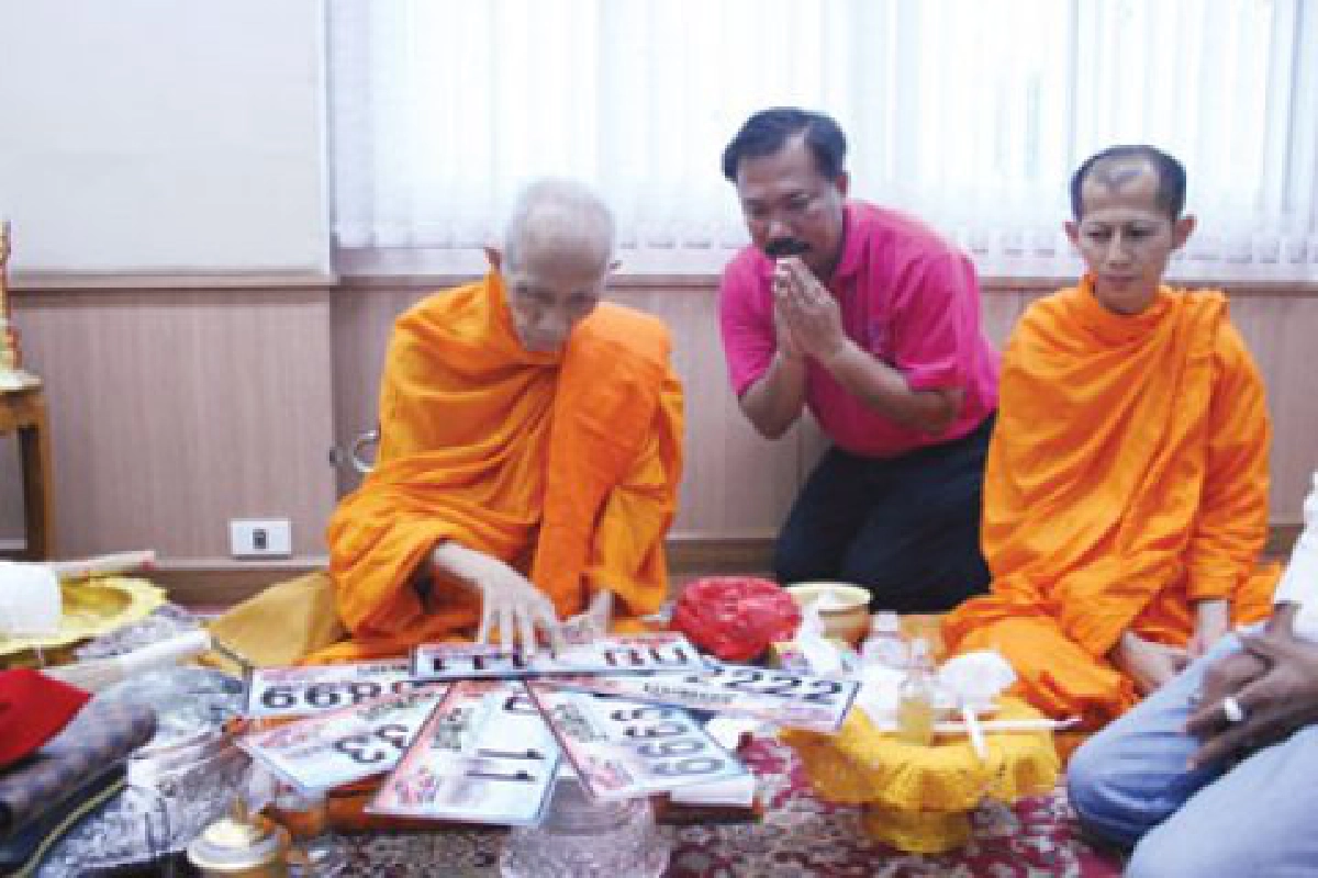 หลวงพ่อรวยเสกทะเบียนรถนนท์ก่อนประมูล
หลวงพ่อรวยเสกทะเบียนรถนนท์ก่อนประมูล