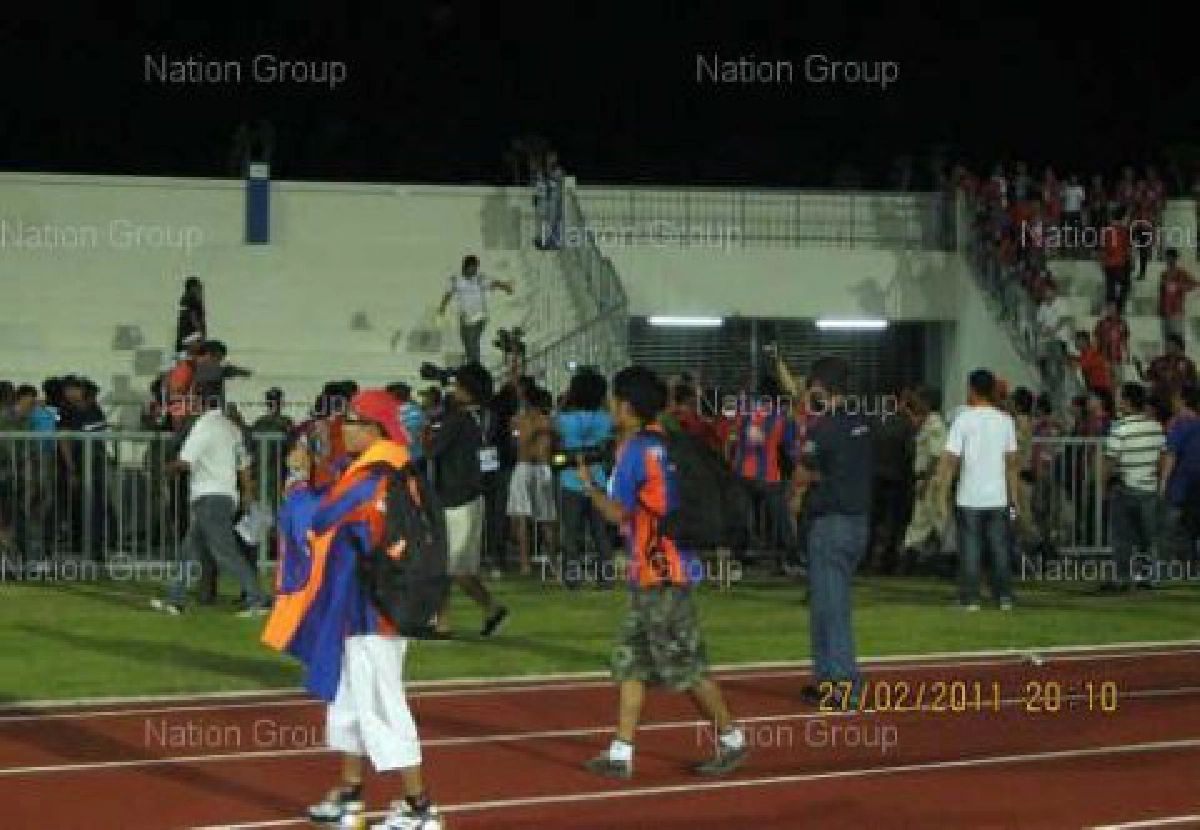 กองเชียร์"ท่าเรือ-พัทยา"ยกพวกตะลุมบอลรปภ.เจ็บ   