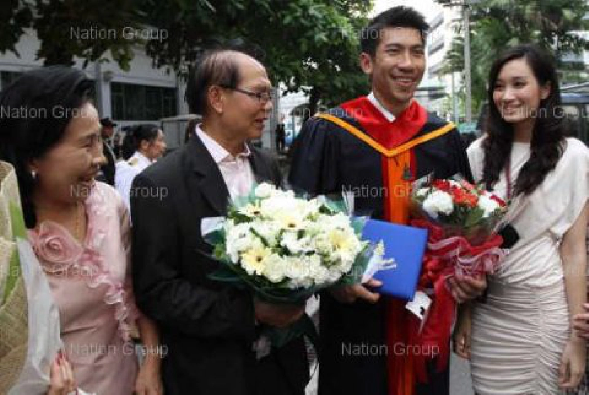 "ภราดร"รับปริญญาพ่อแย้มเล่นการเมือง