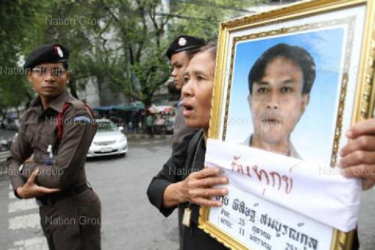 หญิงแต่งดำประท้วงหน้าประตูทำเนียบ หญิงแต่งดำประท้วงหน้าประตูทำเนียบ