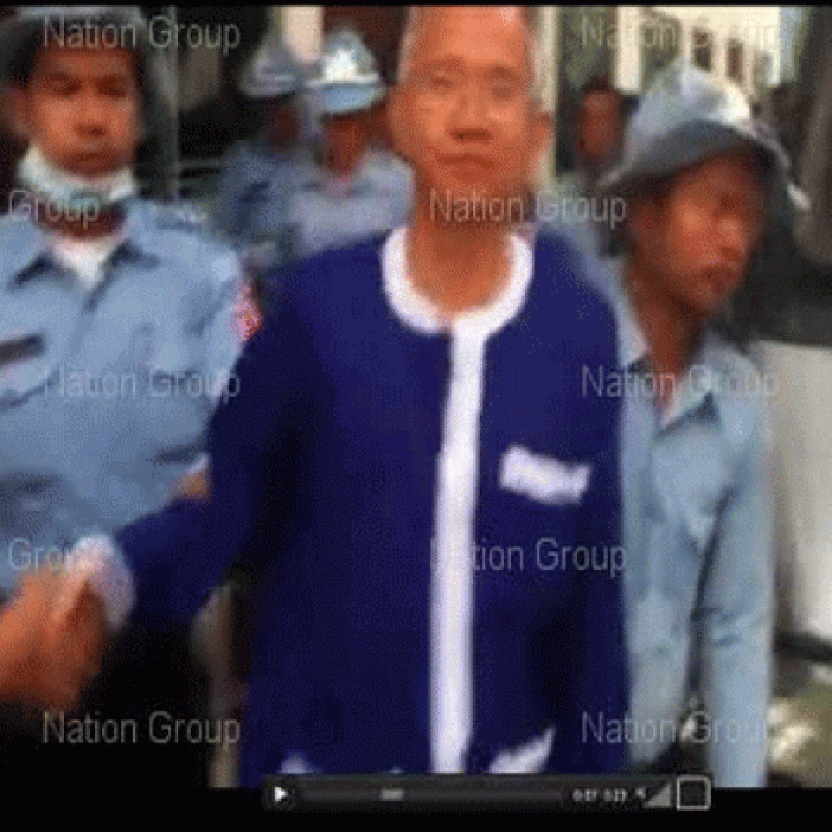 "ครอบครัววีระเสนอขออภัยโทษ" "ครอบครัววีระเสนอขออภัยโทษ"