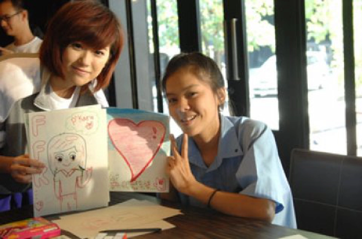 โฟร์-มด นำทีม "กามิกาเซ่" 
ส่งใจผ่านเอ็มวีเพลง รักเธอทุกวินาที 

