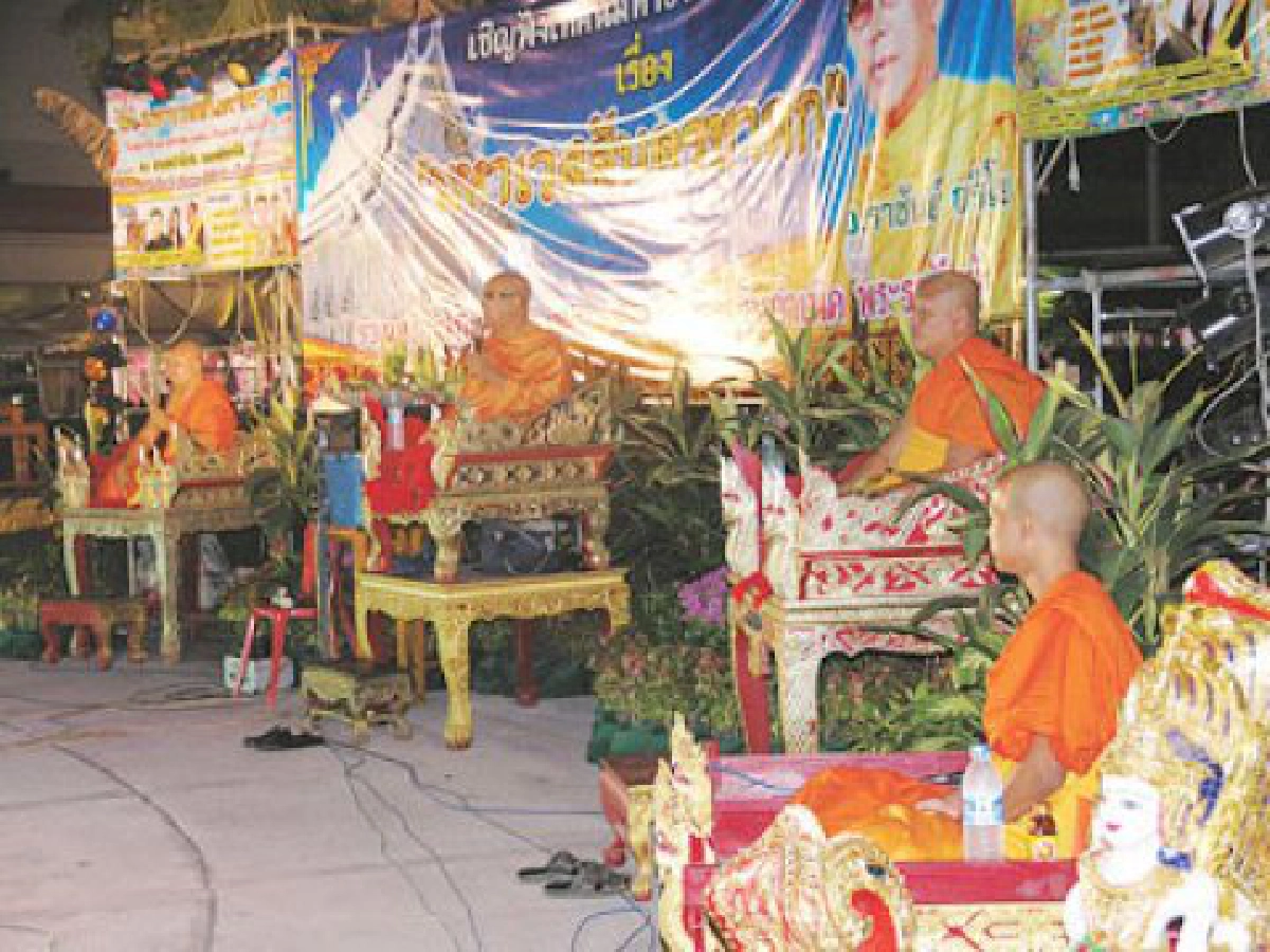 เล่นดนตรีหาเงินสร้างวัด
ที่...ถนนคนเดินของ "คณะผู้สูงอายุเชียงใหม่"
เล่นดนตรีหาเงินสร้างวัด
ที่...ถนนคนเดินของ "คณะผู้สูงอายุเชียงใหม่"