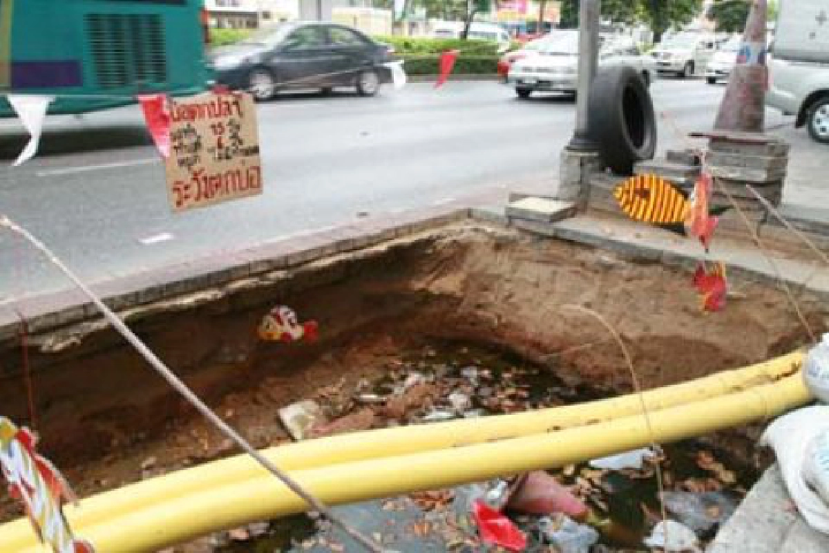 ระวัง "ตกบ่อ" บนทางเท้า ระวัง "ตกบ่อ" บนทางเท้า