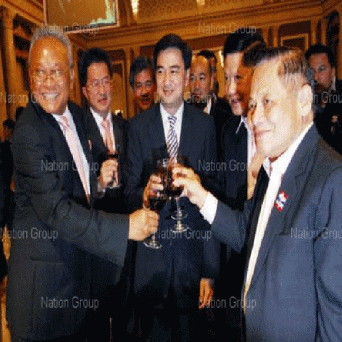 มาร์ค-สุเทพร่วมงานชทพ.ดูดสนั่นกลับ มาร์ค-สุเทพร่วมงานชทพ.ดูดสนั่นกลับ
