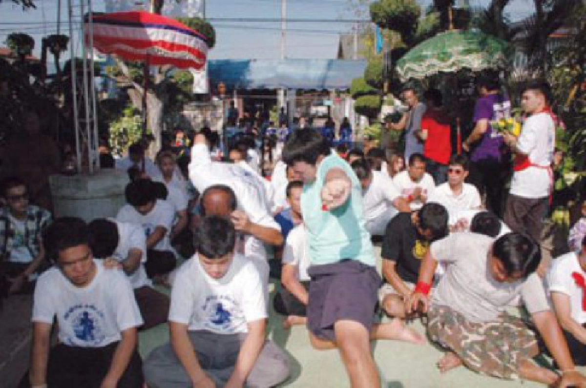 ศิษย์หลวงพ่อเปิ่นสายอีสานแห่ครอบครู ปี ๕๔

