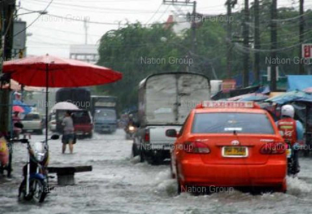 จราจรกรุงเทพอัมพาตหลังฝนถล่มหนัก จราจรกรุงเทพอัมพาตหลังฝนถล่มหนัก