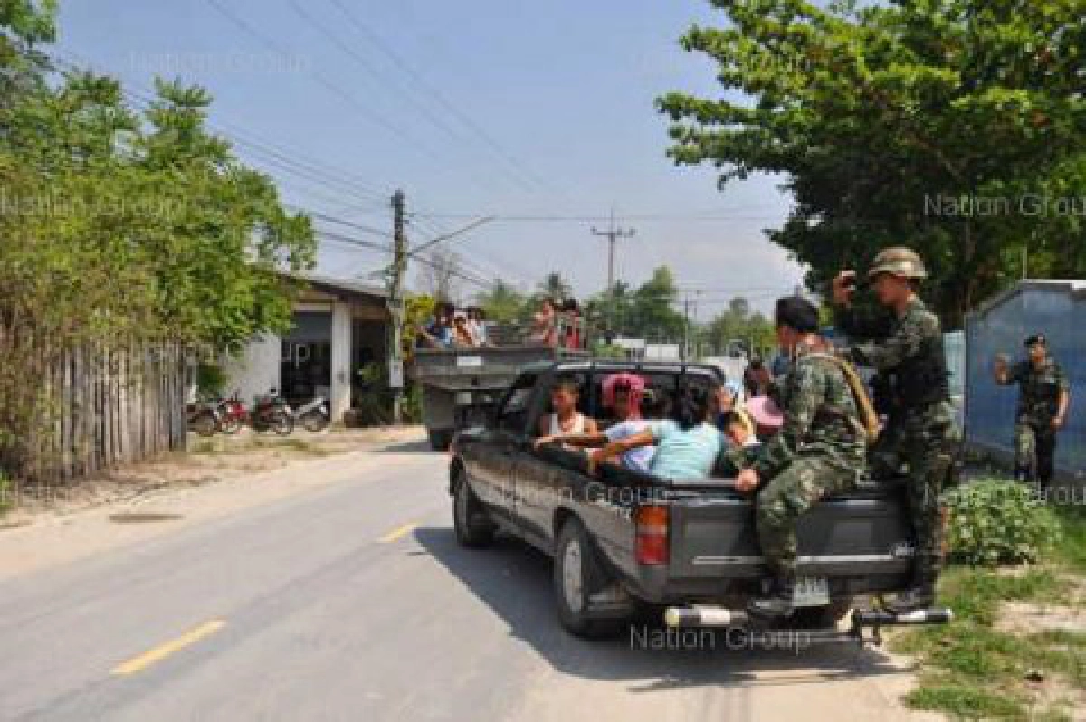 กะเหรี่ยงขนทรัพย์เก็บฝั่งไทยหวั่นพม่าเผา กะเหรี่ยงขนทรัพย์เก็บฝั่งไทยหวั่นพม่าเผา
