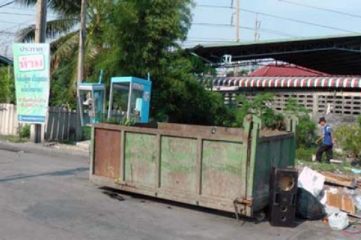 ถังขยะอยู่บนถนน

