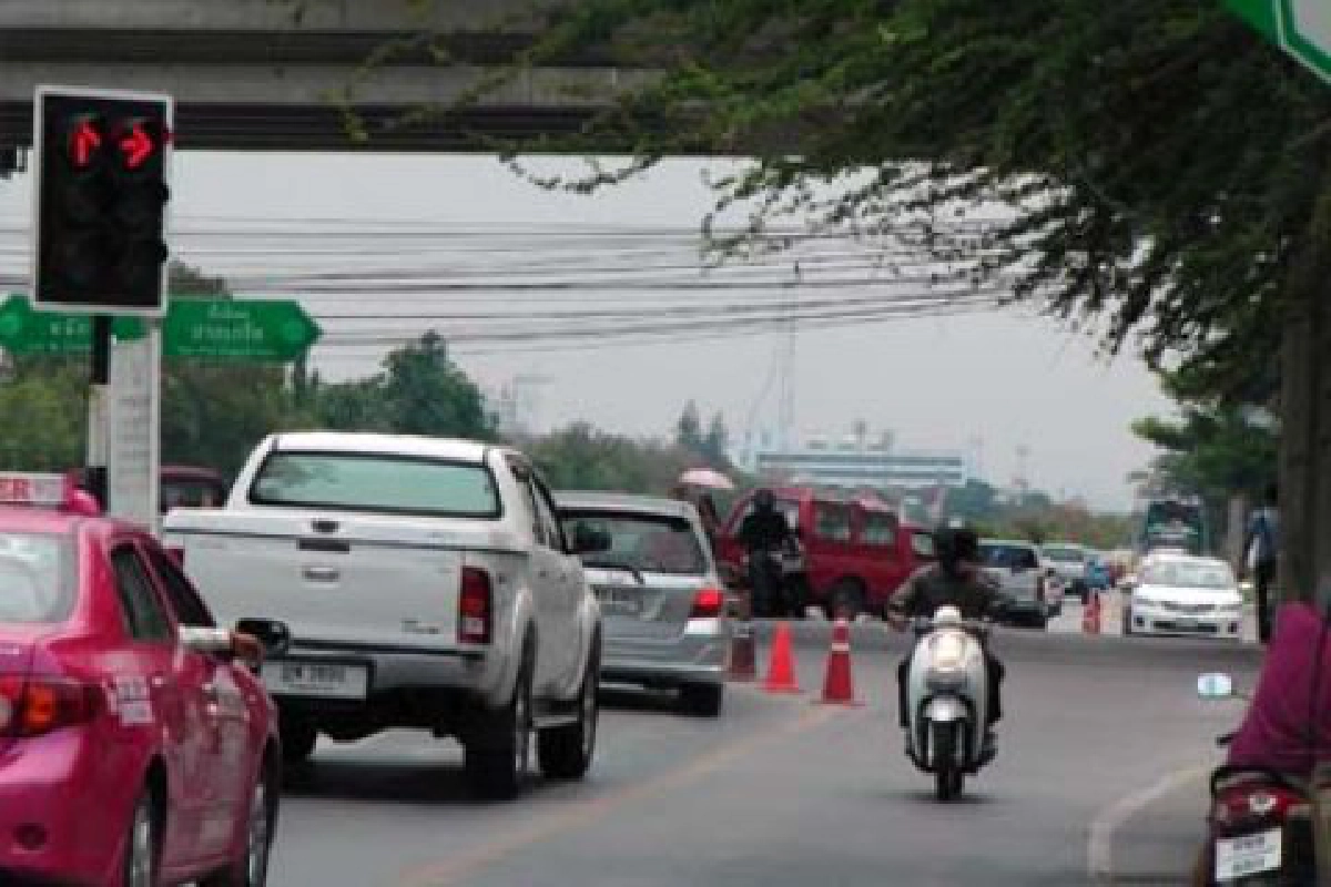 รถติด...กลับรถไกล รถติด...กลับรถไกล