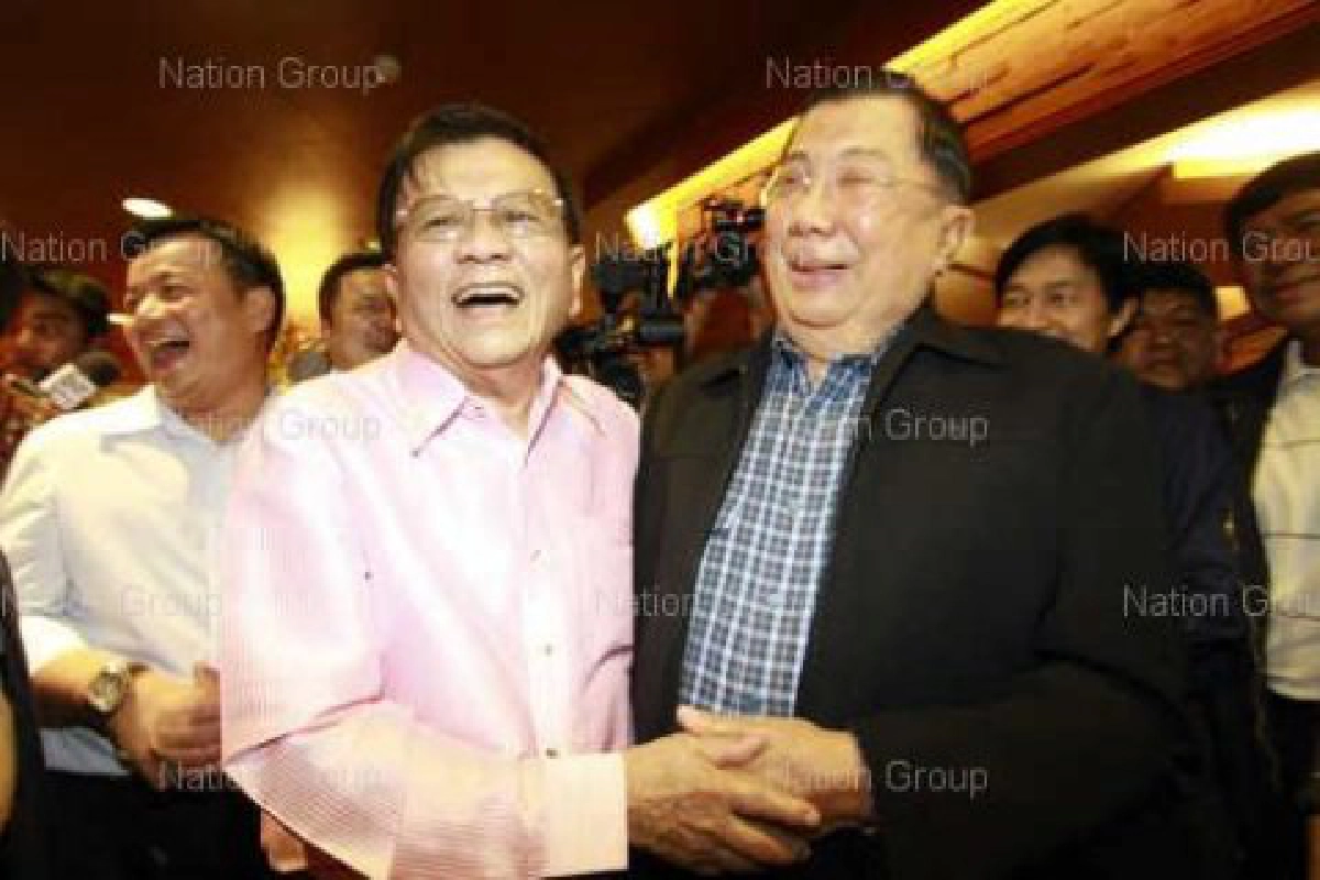ทักษิณรับเชิญ"เสนาะ"ชูมิ่งขวัญนายกฯ ทักษิณรับเชิญ"เสนาะ"ชูมิ่งขวัญนายกฯ