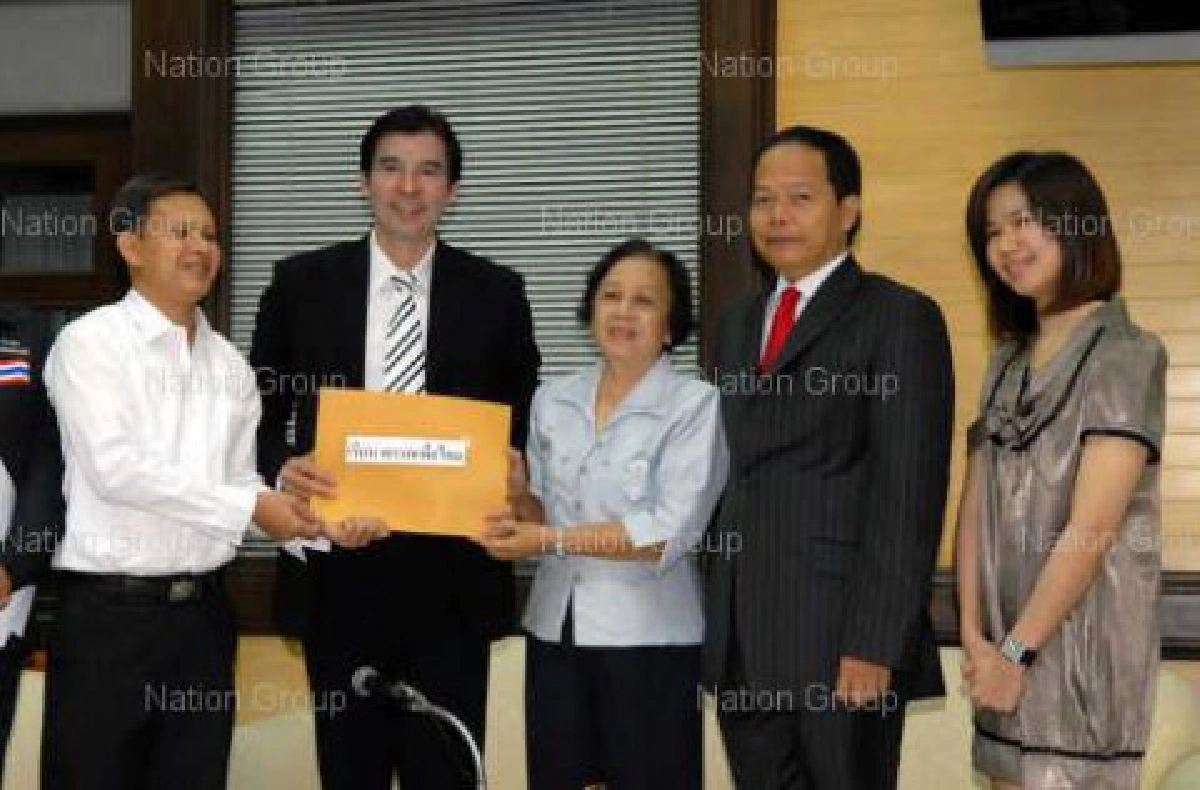 แม่วีระร้องทักษิณช่วยลูกพ้นคุกเขมร