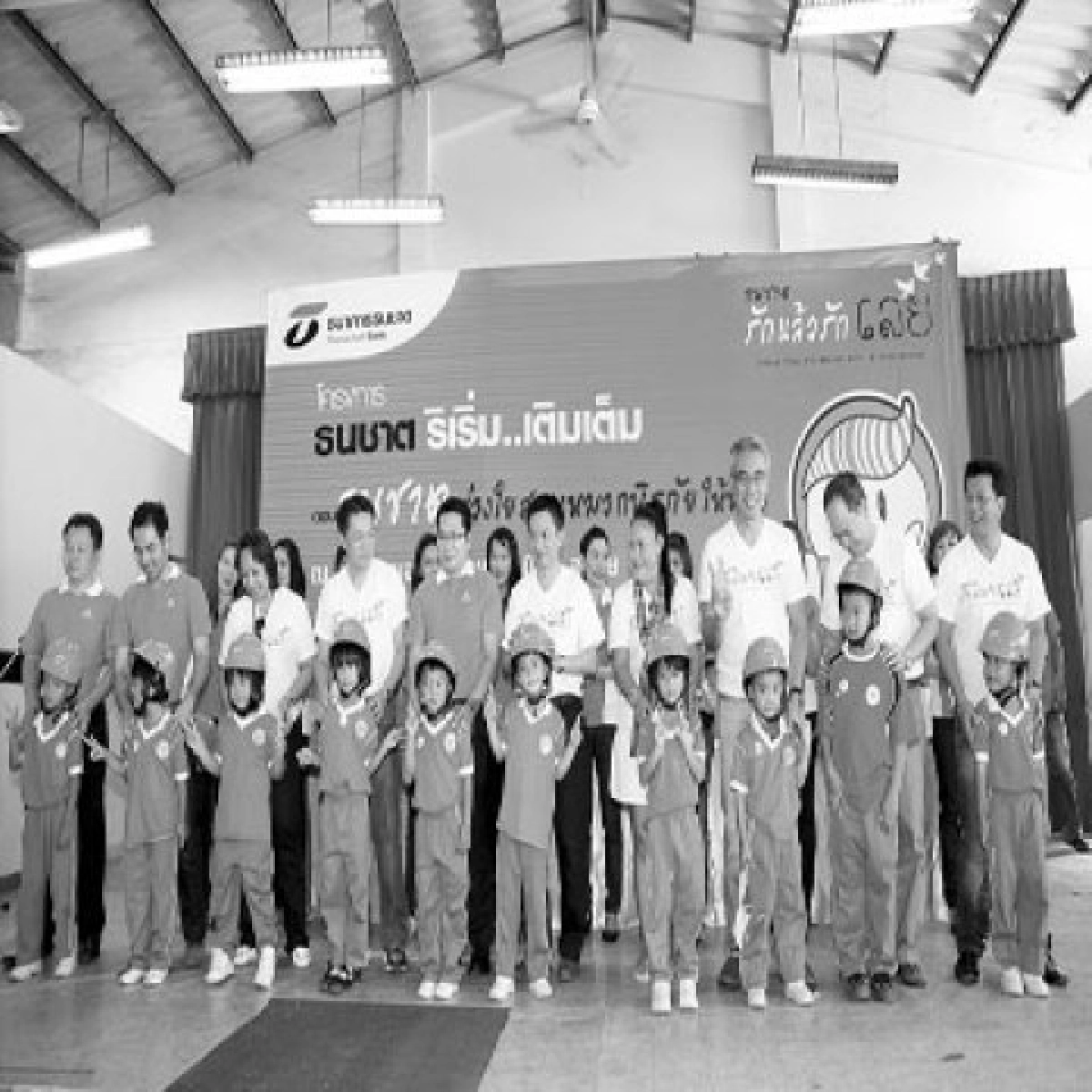 สวมหมวกนิรภัยให้น้องสร้างจิตสำนึกครอบครัว สวมหมวกนิรภัยให้น้องสร้างจิตสำนึกครอบครัว