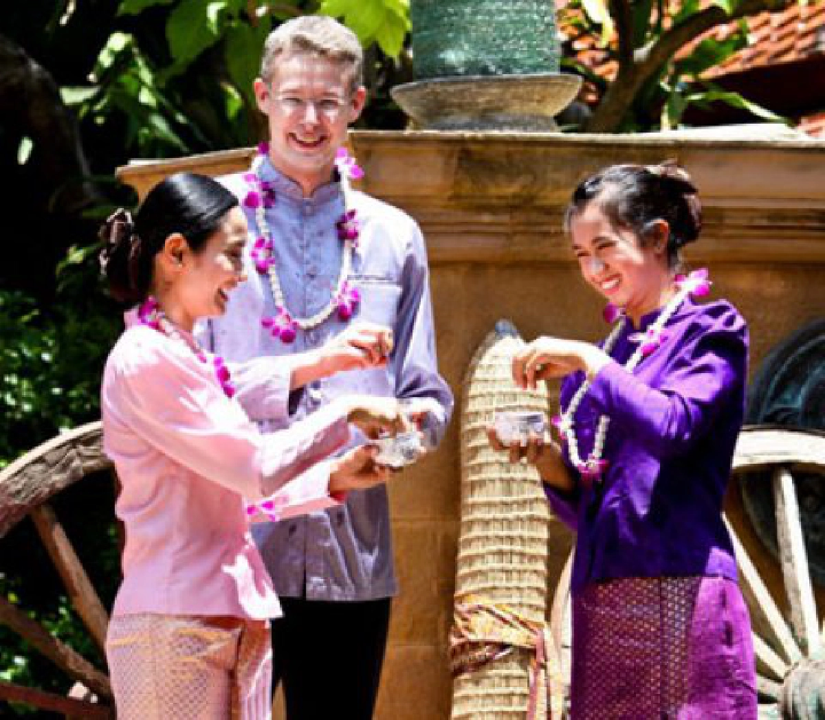 ฉลองปีใหม่ไทยใน สงกรานต์ สแปลชชิ่ง เซนเซชั่น
(Songkran Splashing Sensation)
ฉลองปีใหม่ไทยใน สงกรานต์ สแปลชชิ่ง เซนเซชั่น
(Songkran Splashing Sensation)