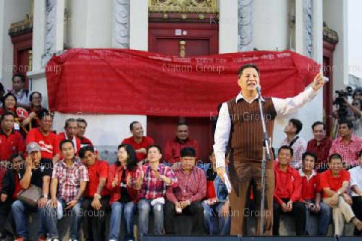 "พสิษฐ์"ขึ้นเวทีนปช.โวยกก.ไม่กลาง "พสิษฐ์"ขึ้นเวทีนปช.โวยกก.ไม่กลาง